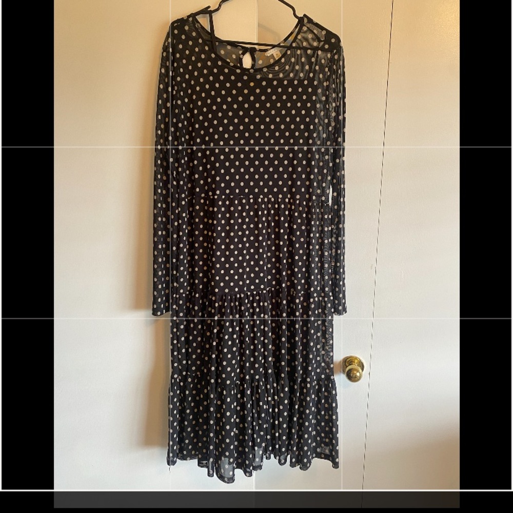 Classic polka dotted dress 🖤